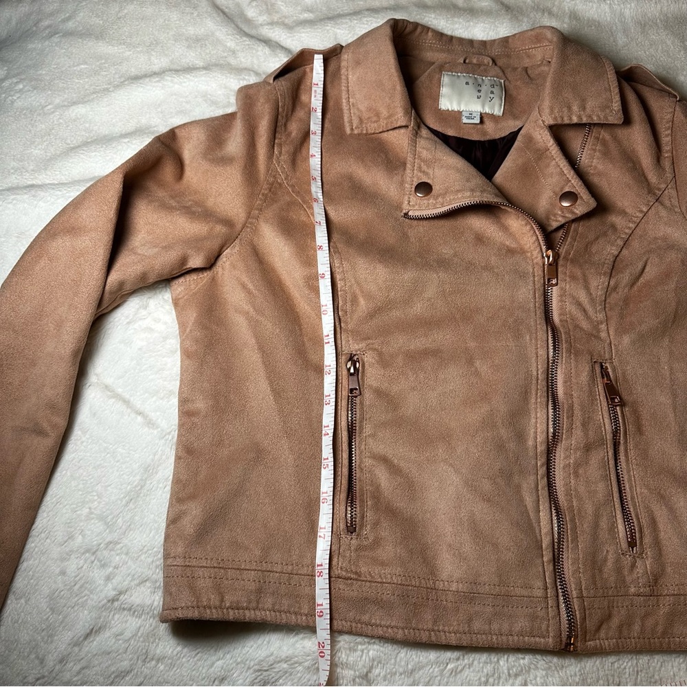 Chic Women's Light Pink Suede Jacket - image 8